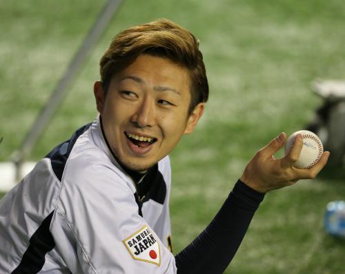 ＜侍ジャパン・大リーグ選抜＞試合前、メジャー球を手に笑顔を見せる金子