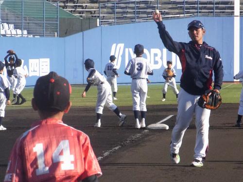 野球教室で少年とキャッチボールをするヤクルト・西田