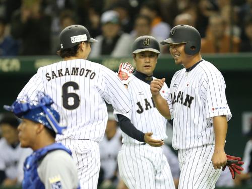＜侍ジャパン・大リーグ選抜＞２回１死二塁、左越え本塁打を打った坂本（左）は中田（右）と喜び合う