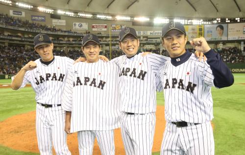 ＜侍ジャパン・大リーグ選抜＞ノーヒットノーランのリレーを完成させた（左から）西野、牧田、西、則本