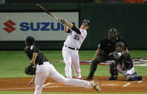 ＜日米野球　大リーグ選抜・侍ジャパン（４）＞１回１死二塁　モーノーは右線適時二塁打を放つ