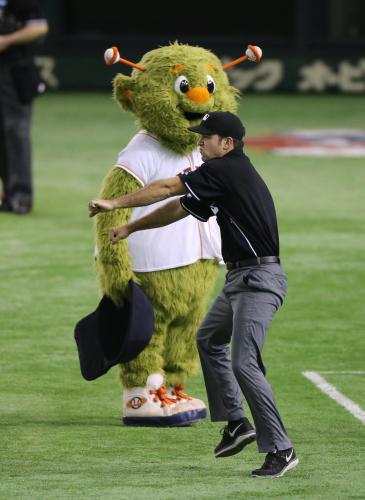 ＜大リーグ選抜・侍ジャパン＞三塁塁審に扮したパフォーマーが華麗なダンスを披露する