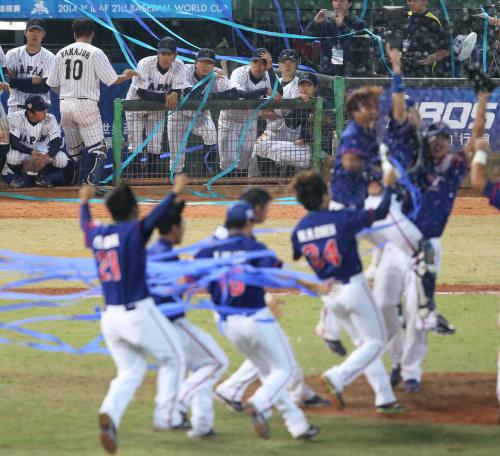 １６日の２１Ｕワールドカップ決勝で優勝し歓喜する台湾ナインを見つめる日本ナイン