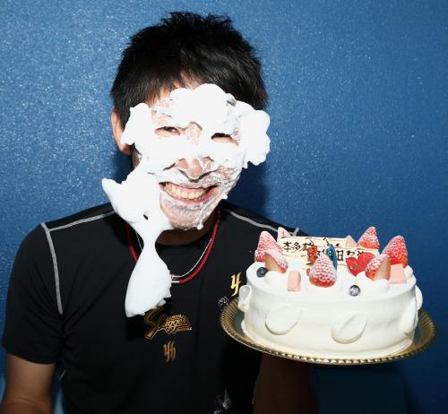 ３０歳の誕生日迎えた本多は手荒い祝福を受け誕生日ケーキを手に笑顔 スポニチ Sponichi Annex 野球