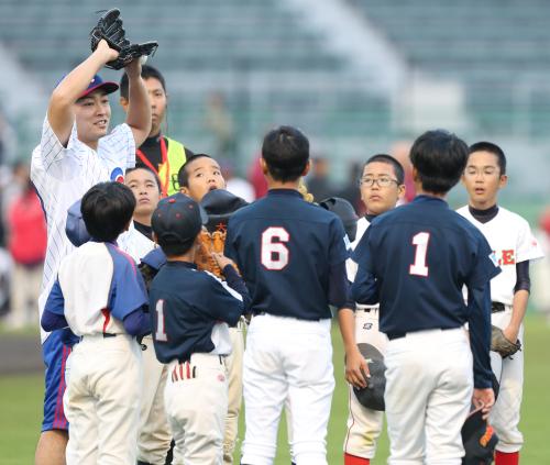 子どもたちに野球を教える和田