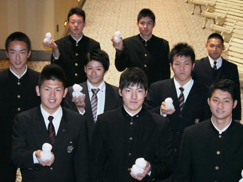 北海道に初上陸した有原（手前中央）ら日本ハムのドラフト指名９選手