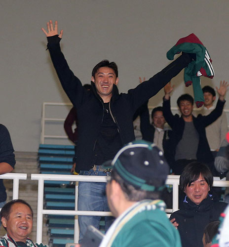 松本・ＤＦ田中隼磨の応援に訪れ、手を振るプロ野球ソフトバンク・内川聖一外野手。