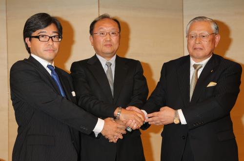 会見の後に握手をする（左から）春田真・オーナー会議議長、今村司・ＮＰＢエンタープライズ社長、熊崎勝彦コミッショナー