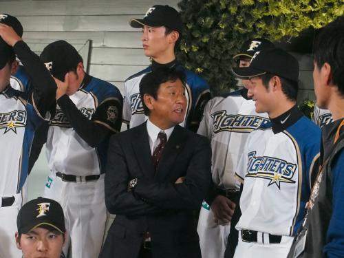 日本ハムのドラフト３位指名・浅間（右）は栗山監督から話しかけられて笑顔