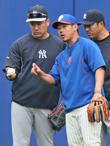 田中は、今季終盤までボールの贈り主が松坂（中）だったとは知らなかった（右は黒田）