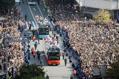 プロ野球日本一となり福岡市の繁華街・天神をパレードする、ソフトバンクの選手と集まった大勢のファン