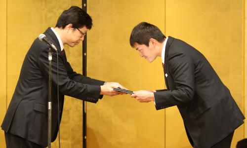 南球団社長（左）から若林忠志賞を授与される久保田氏