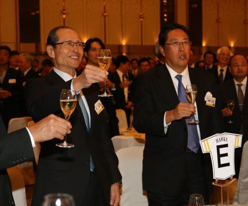 乾杯する王会長（左）と後藤社長