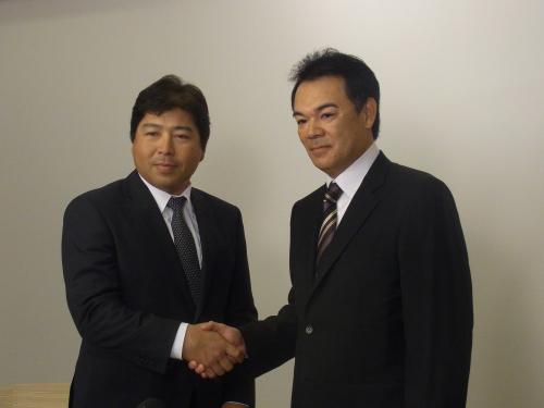 日大ＯＢの監督として対談を行ったヤクルト・真中監督（左）と阪神・和田監督