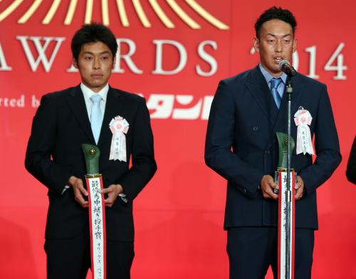 パ・リーグ最優秀中継ぎ投手賞の佐藤（左）と同最多セーブ賞の平野佳