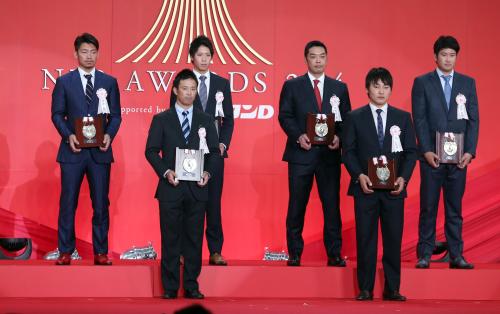 セ・リーグのベストナインに選ばれた（前列左から）雄平、丸（後列左から）鳥谷、山田、阿部、菅野