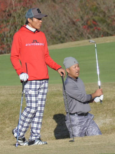 選手会ゴルフで大島（左）と同組でラウンドする中日・谷繁兼任監督