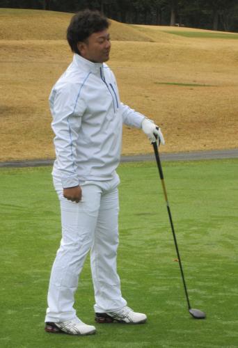 選手会ゴルフでクラブを手に笑顔を見せる西武・森