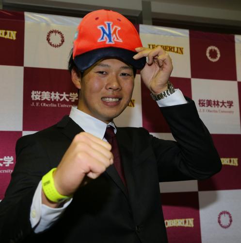 ＢＣリーグ新潟からドラフト２位指名された桑田は写真の帽子を手にガッツポーズ