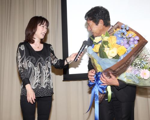 特別講義を終え長嶋三奈さん（左）から花束を手渡される栗山監督