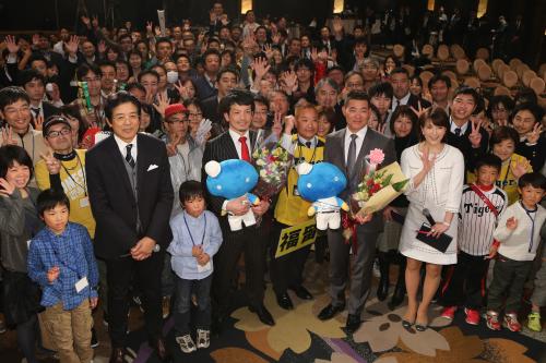 トークショーを終え、ファンと記念撮影するソフトバンク・松田（中央左）と阪神・福留（中央右）