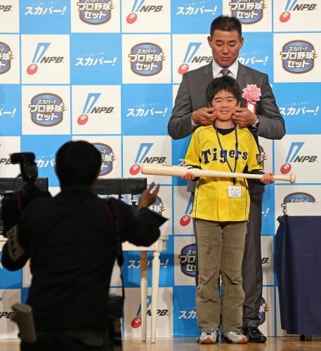 抽選会でサイン入りバットを当てた少年の顔で遊ぶ阪神・福留