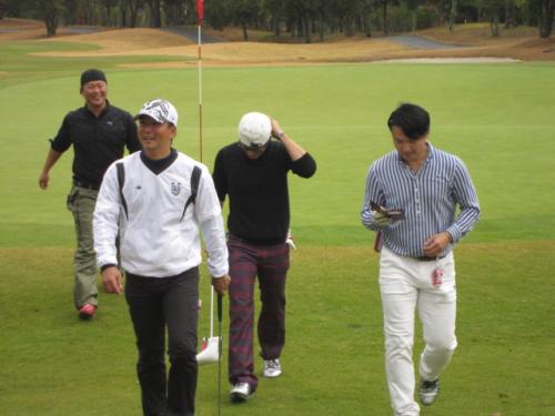 チャリティーゴルフを行う（左から）村田、実松、久保、杉内