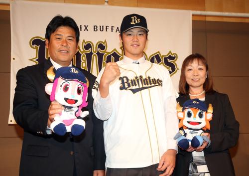 仮契約を終えた山崎（中央）は父・章弘さん（左）、母・路子さんと笑顔を見せる