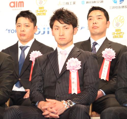 「第４３回三井ゴールデン・グラブ賞」表彰式に出席した中日・森野将彦（左）と巨人・阿部慎之助（右）。中央はオリックス・伊藤光