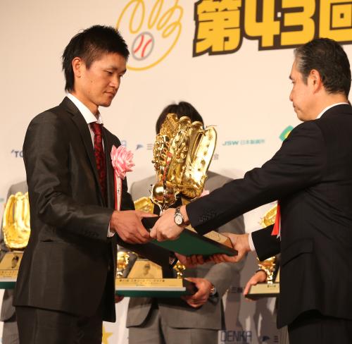 ２０１４三井ゴールデン・グラブ賞授賞式でトロフィーを渡される阪神・大和