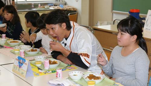 末広小学校を訪問し、子どもたちといっしょに給食を食べる坂本