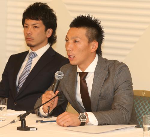 選手会総会を終え、報道陣の質問にこたえる嶋（右）と松田