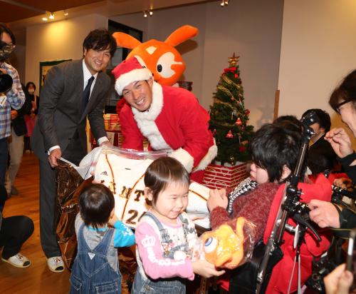 ドナルド・マクドナルド・ハウスを訪問した（左奥から）高橋由と大田は子供たちにプレゼントを手渡す