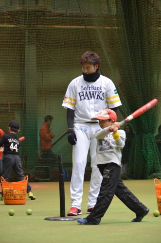 柳田は野球教室で子供たちに打撃指導