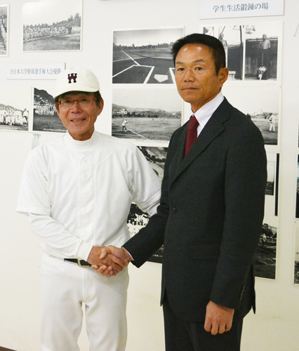 岡村監督（左）と握手する高橋氏