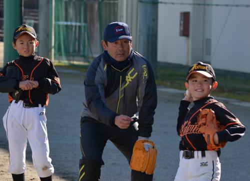 地元の山梨県富士吉田市で小学生に野球教室を行った西武・田辺監督（中央）