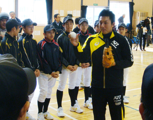 東日本大震災で被災した福島・飯舘中の仮設校舎で野球教室を行う川崎