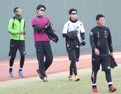トレーニングを終え苦しそうな表情の（左から）トラヴィス、藤浪、岩崎、山本