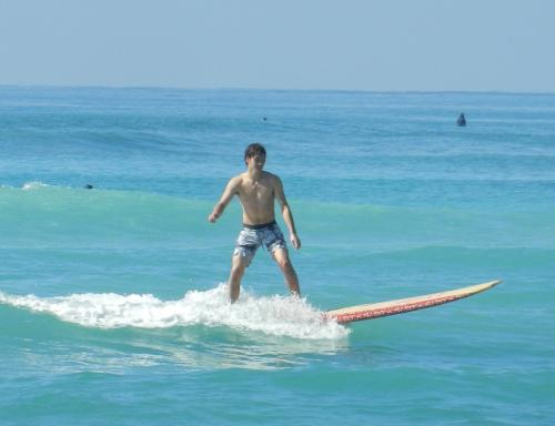 ワイキキビーチで得意のサーフィンを楽しむソフトバンク・武田