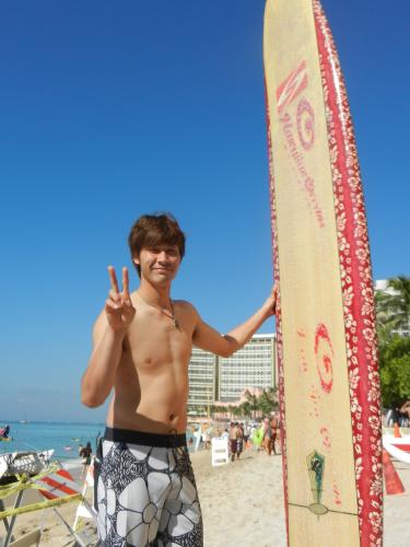 ワイキキビーチで趣味のサーフィンに挑戦したソフトバンク・武田