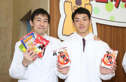 ロッテの工場を訪れ先輩にあたる研究員の土井敏弘さん（左）と写真に納まる田中