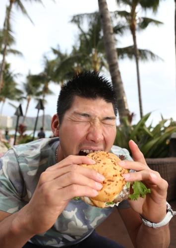 プールサイドでハンバーガーにかぶりつく大田