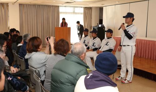 大勢のファンの前でトークを繰り広げる（左から）大崎、松下、田中、永江