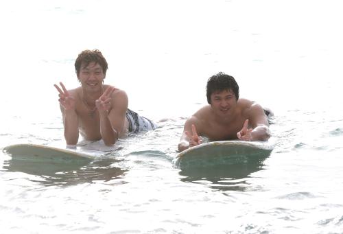 武田（左）の指導でサーフィンをする中田賢