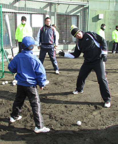 石巻で行われた野球教室で熱心に少年を指導する福留