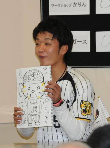 「ワークショップかりん」を訪れトラッキーを書く松田遼馬。うまいといわれドヤ顔