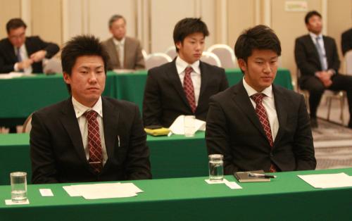 新人研修を受ける（左から）陽川、横田、岩貞