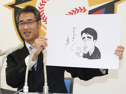 １月１日付けでＧＭ補佐に就任する木田氏はイラストを手に笑顔