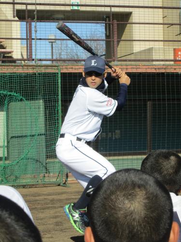 本庄市民球場で開催した野球教室で熱血指導する西武・大崎