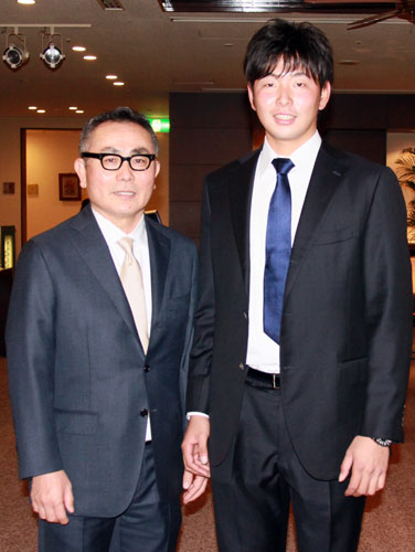前九州共立大監督の仲里清氏（左）の勇退記念パーティーに出席した大瀬良